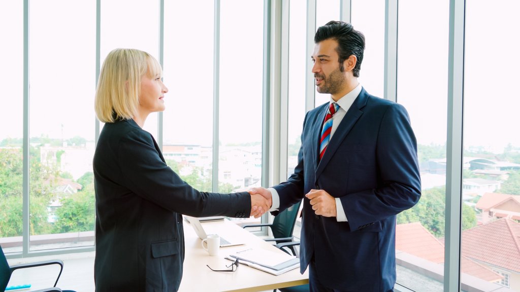 Vestul concediază în masă, dar firmele din România caută cu orice preț angajați. Salariul la vedere, noua modă