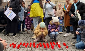 UN AN DE RĂZBOI.  Zeci de ucraineni s-au adunat în centrul Clujului, unde au spus rugăciuni pentru cei care au luptat