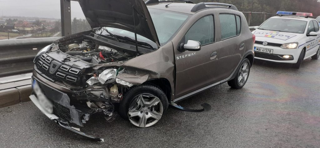 ACCIDENT între o mașină și un microbuz la coborâre de pe A3 în Gilău. Intervine SMURD-ul
