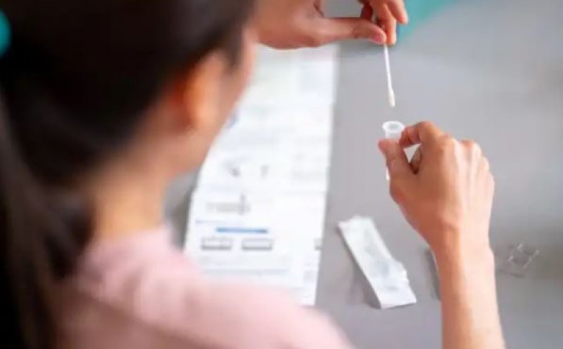 A fost aprobat primul test combinat pentru GRIPĂ și COVID care se poate face acasă