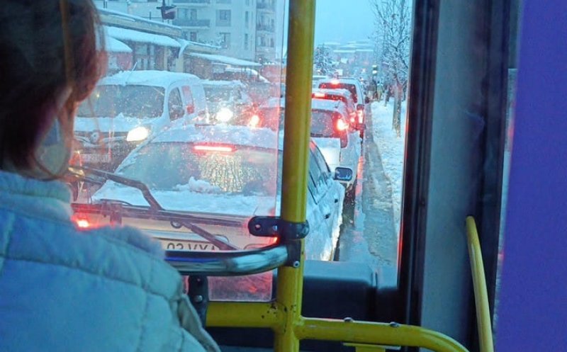 Floreştenii, din nou blocaţi în trafic luni dimineaţa. "Nu merge niciun semafor"