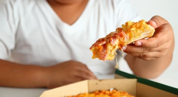 Studiu: 1 din 5 copii, la risc de tulburare de alimentație: bulimie, anorexie sau mâncat excesiv