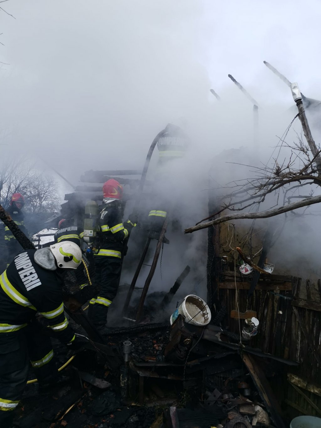 Casă din Cluj, cuprinsă de flăcări. Intervin pompierii și un echipaj SMURD/ Un bărbat, transportat la spital