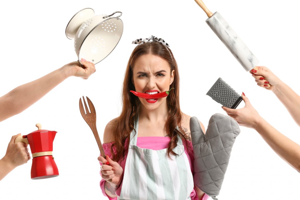 Bărbații, mai delăsători cu treburile casnice. 7 din 10 femei spun că se ocupă ele de acest „job”
