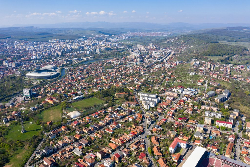 Apartamentele din Cluj, SUPRAEVALUATE cu minimum 20%. Concedierile din IT ar putea determina scăderea prețurilor