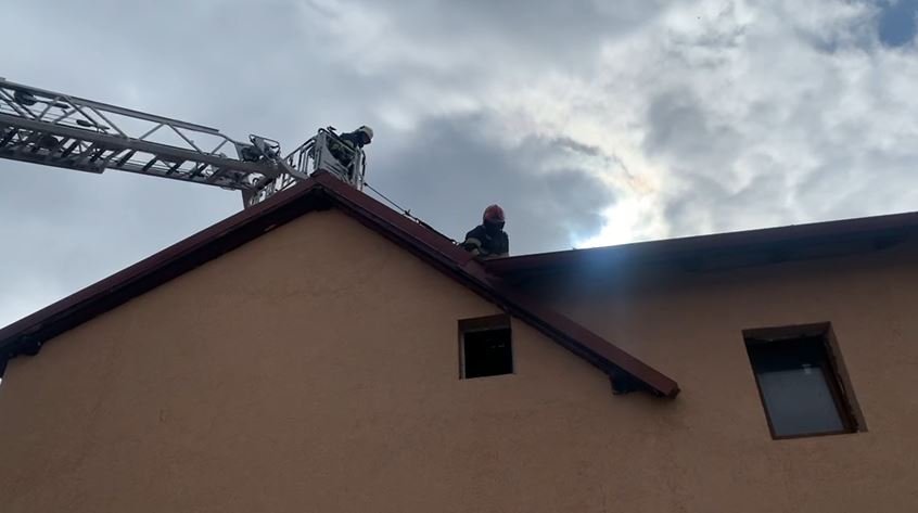 Incendiu la o casă din Cluj. Podul, cuprins de flăcări/ Intervin pompierii și un echipaj SMURD