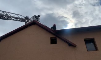 Incendiu la o casă din Cluj. Podul, cuprins de flăcări/ Intervin pompierii și un echipaj SMURD