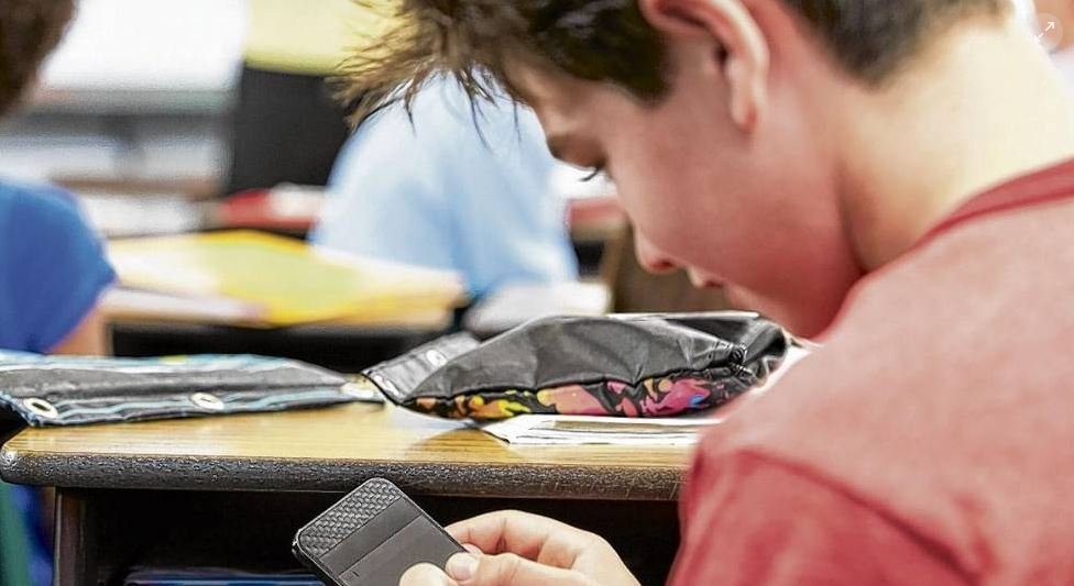 Elevii care petrec mai mult timp pe telefoane și tablete stau mai bine cu alfabetizarea digitală