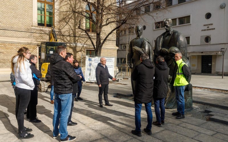 Emil Boc se apără în scandalul statuii Școlii Ardelene: „Eu am fost primul care s-a dus acolo"