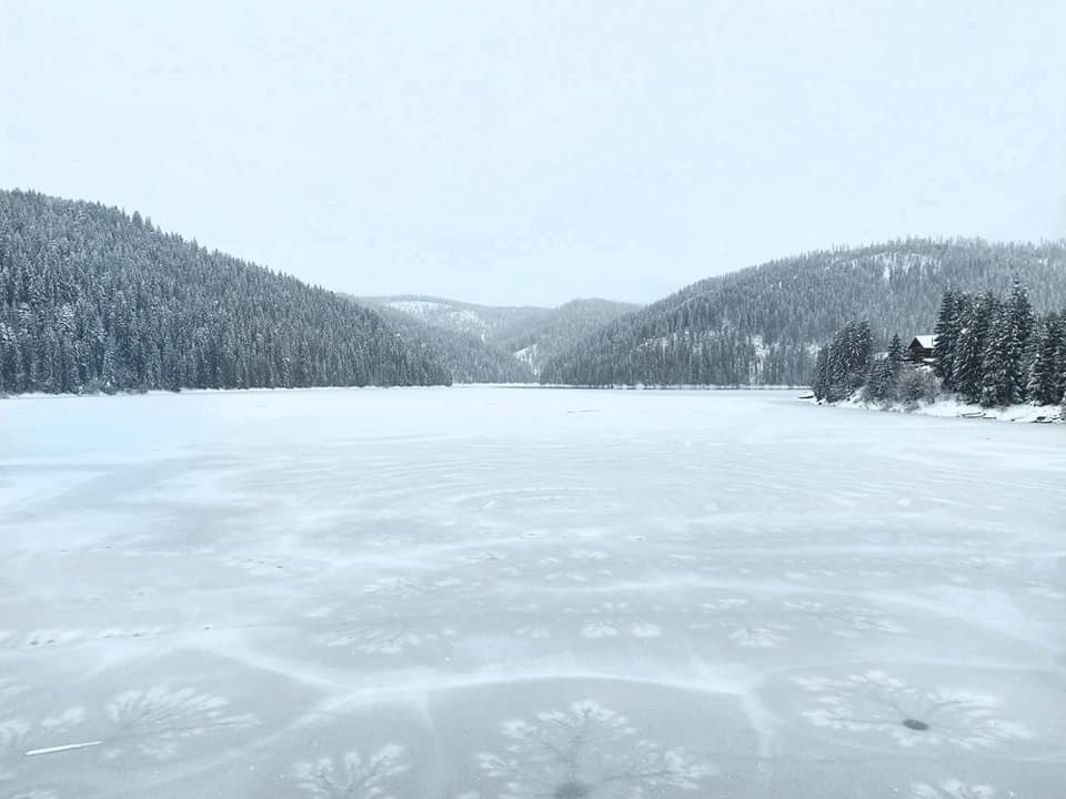 Fenomen rarisim pe lacul Beliș: „Când Dumnezeu se joacă cu natura niciun artist nu Îl poate egala”