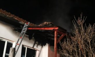 Incendiu cu două victime în județul Cluj. O femeie cu arsuri grave și un bărbat inconștient, transportați la spital