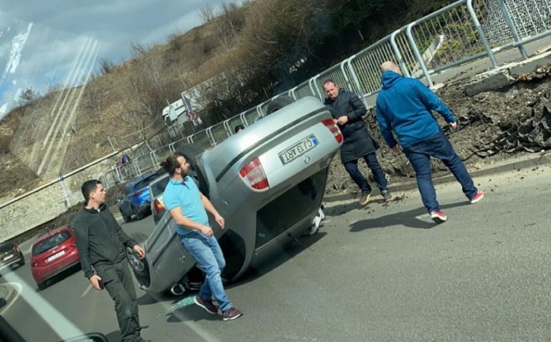 Mașină răsturnată în sensul giratoriu de lângă Wings