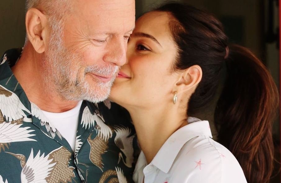 Soția lui Bruce Willis, mesaj emoționant pentru paparazzi: "Nu țipați la soțul meu. Lăsaţi-i spaţiu!"
