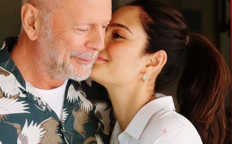 Soția lui Bruce Willis, mesaj emoționant pentru paparazzi: "Nu țipați la soțul meu. Lăsaţi-i spaţiu!"