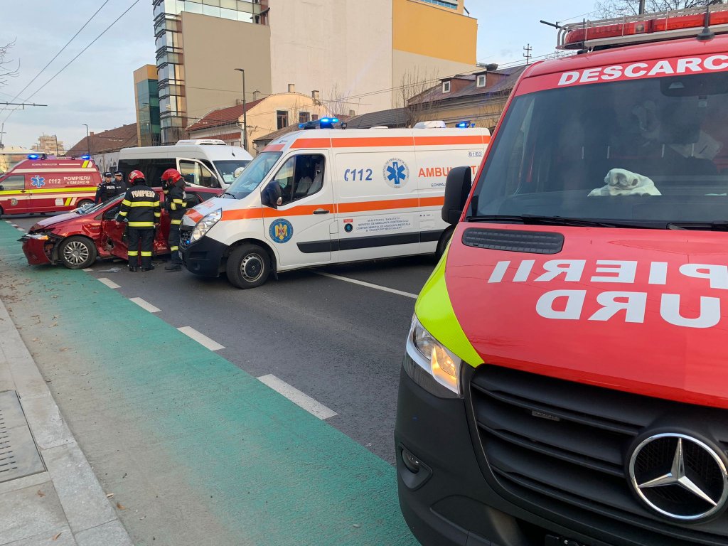 ACCIDENT între o mașină și un microbuz în centrul Clujului/ Mai multe persoane transportate la spital, printre care și copii