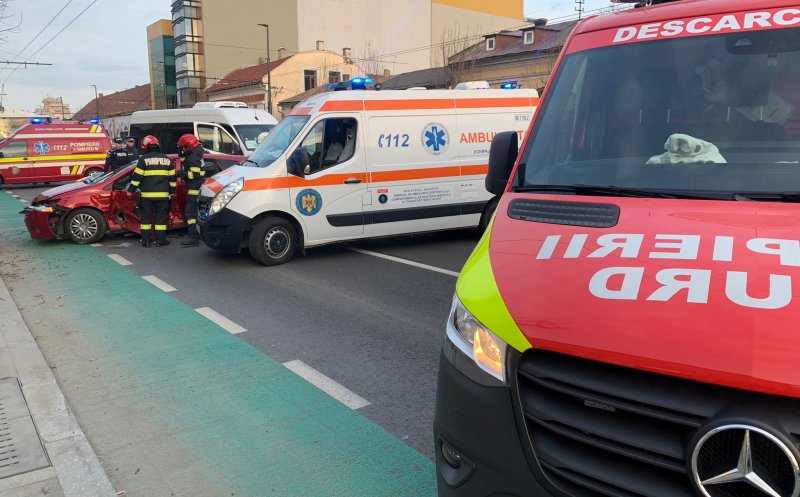 ACCIDENT între o mașină și un microbuz în centrul Clujului/ Mai multe persoane transportate la spital, printre care și copii
