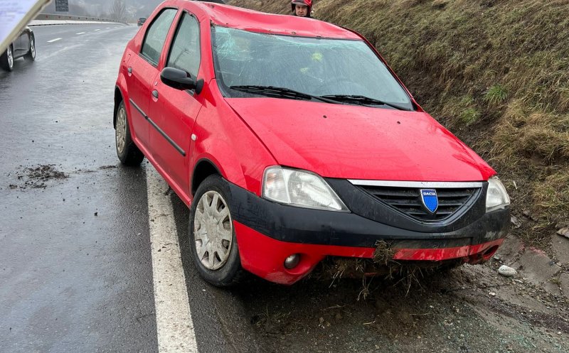 Logan răsturnat în şanţ pe raza localității Vâlcele