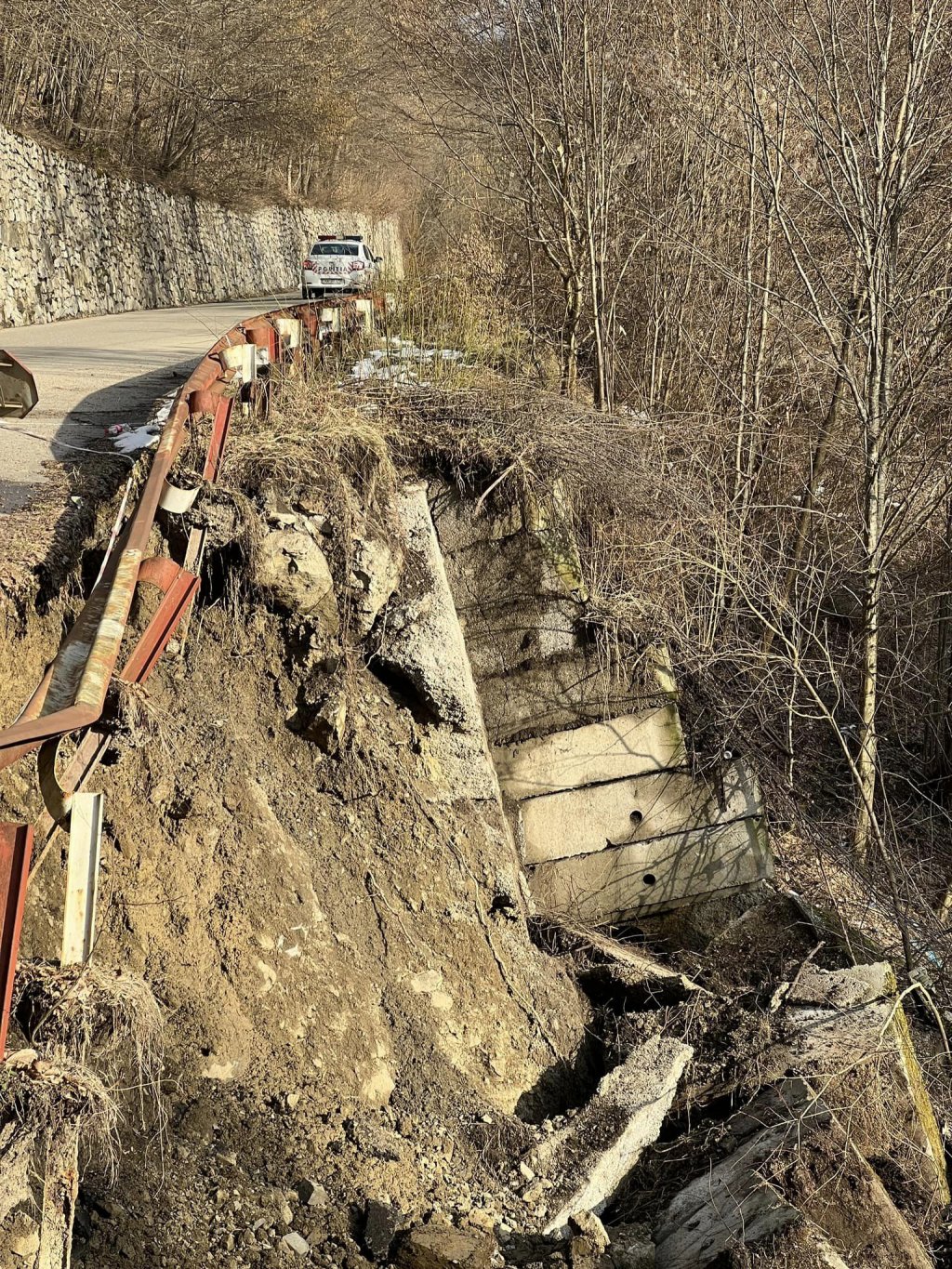 S-a RUPT singurul drum asfaltat de acces spre Roșia Montană