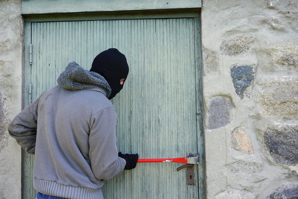 Bărbat arestat pentru că ar fi furat din mai multe case și garaje subterane în Mărăști