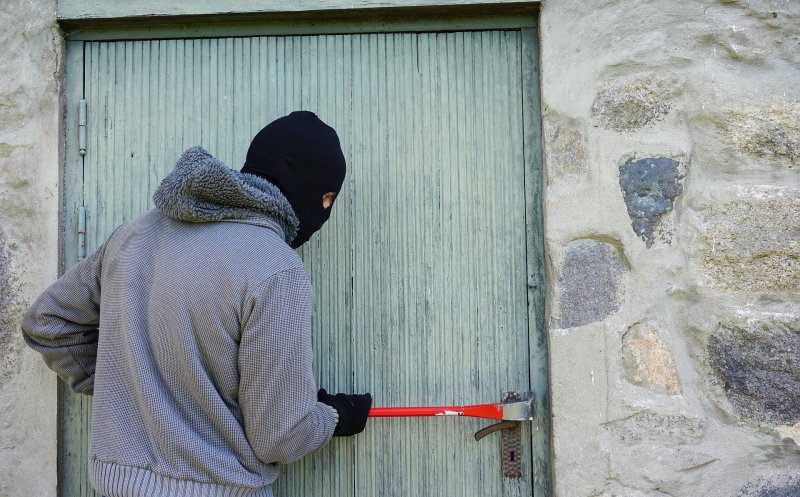Bărbat arestat pentru că ar fi furat din mai multe case și garaje subterane în Mărăști