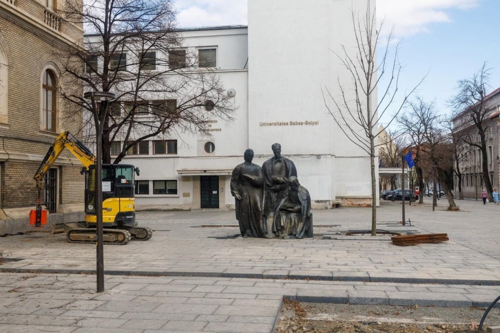 Scandal cu iz etnic pe tema statuilor din Cluj-Napoca. Regenerarea urbană a arhitecţilor maghiari elimină din peisaj simboluri româneşti