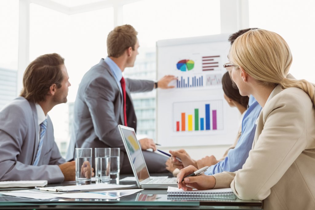 Analiștii financiari, în vizorul companiilor din Cluj. Salariile încep de la aproape 1.000 de euro/lună