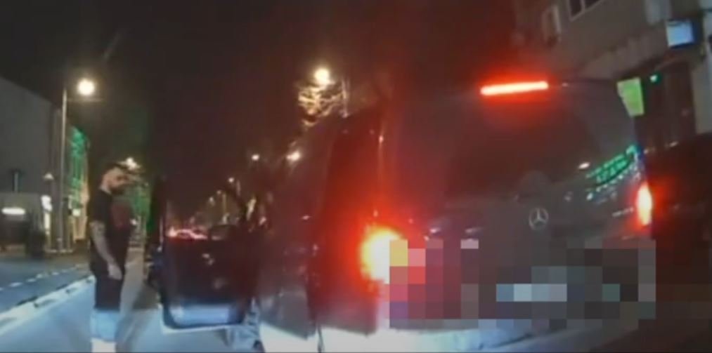 Surpriză pentru un tânăr scandalagiu care s-a luat de un șofer, în timp ce traversa ilegal! Din mașină au coborât mascații
