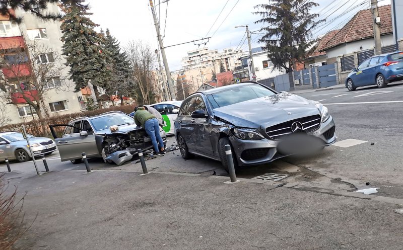 ACCIDENT în Cluj-Napoca între două "Merţane". Cu amiabila pe capota făcută praf