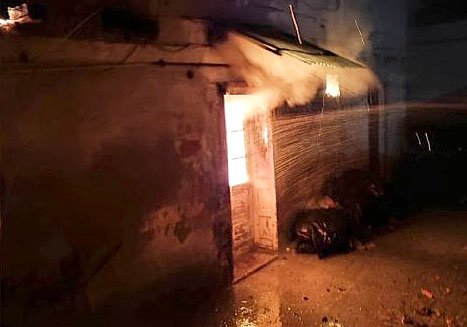 Bărbat CARBONIZAT în interiorul unei case mistuite de flăcări