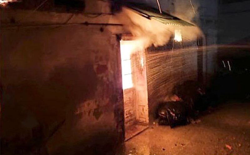 Bărbat CARBONIZAT în interiorul unei case mistuite de flăcări