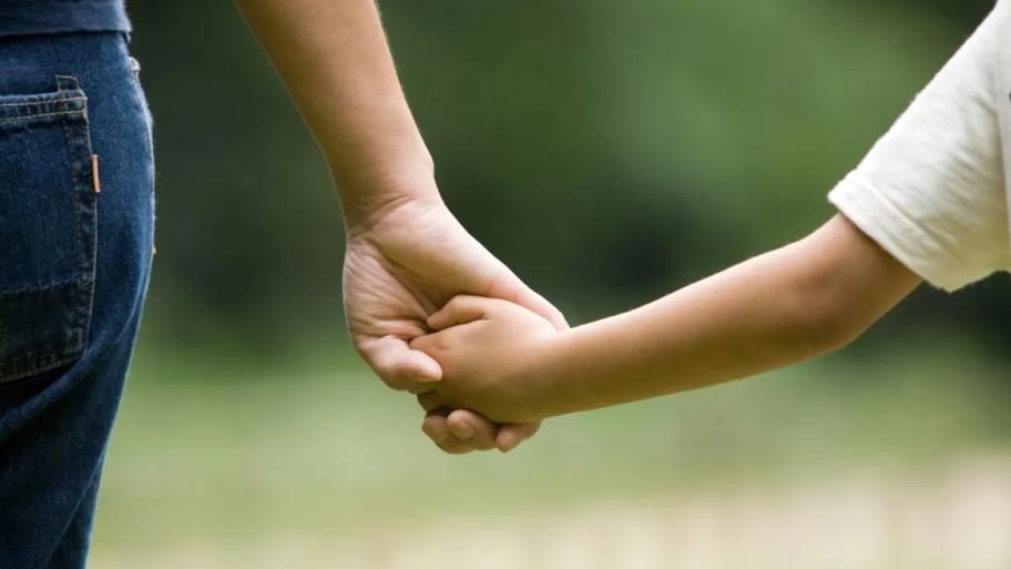 Măsuri de sprijin de 450 milioane de euro pentru mamele vulnerabile: Hrană, consiliere, vouchere before/after school şi pentru activităţi de weekend