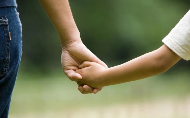 Măsuri de sprijin de 450 milioane de euro pentru mamele vulnerabile: Hrană, consiliere, vouchere before/after school şi pentru activităţi de weekend