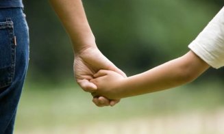 Măsuri de sprijin de 450 milioane de euro pentru mamele vulnerabile: Hrană, consiliere, vouchere before/after school şi pentru activităţi de weekend