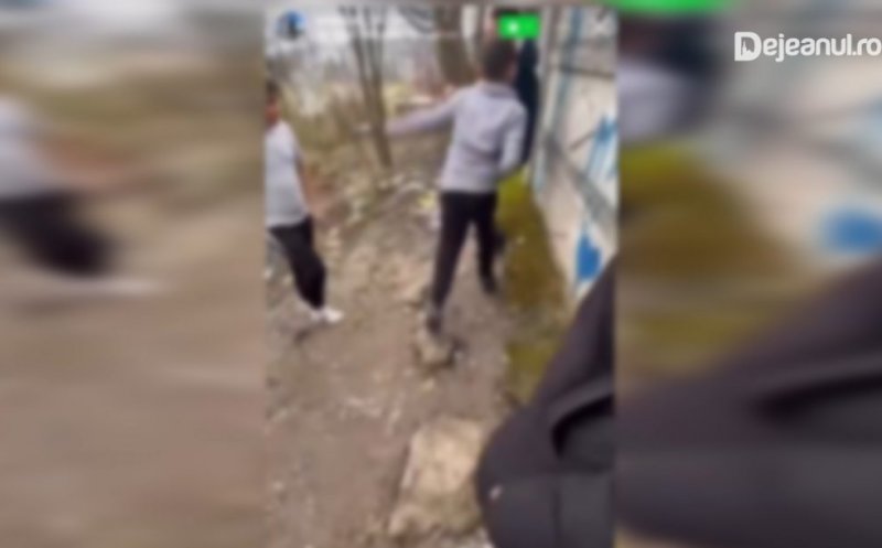 VIDEO. Scene îngrozitoare surprinse în Dej. Un copil este lovit fără milă cu pumni și picioare