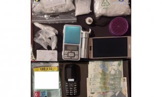 Percheziții DIICOT în mai multe județe, printre care și Cluj. Au fost confiscate droguri periculoase, zeci de mii de lei și o armă