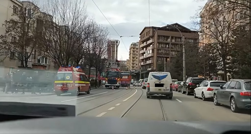 Pompierii clujeni au salvat o tânără care ar fi amenințat că se aruncă de la etaj
