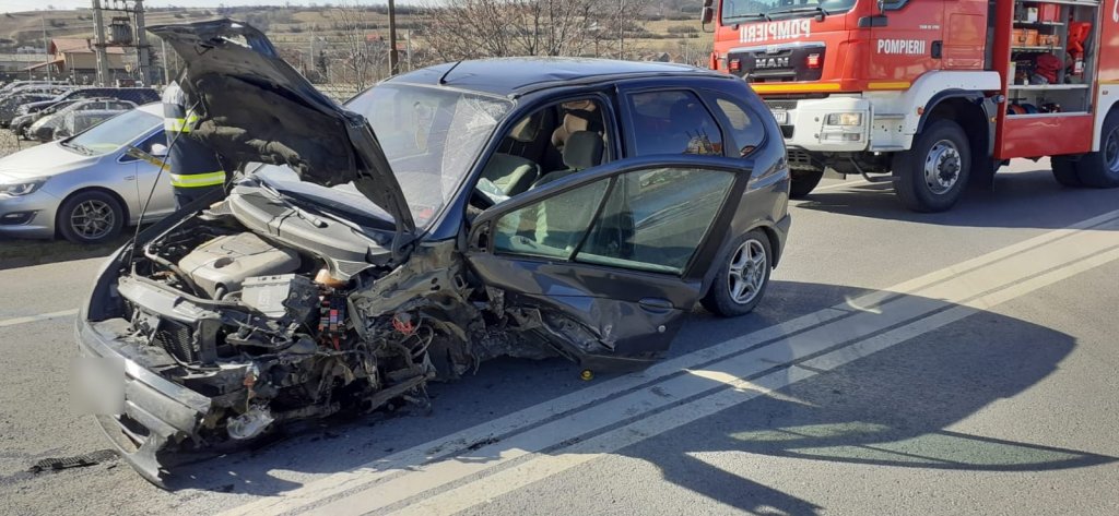 Accident între Florești și Gilău. O mașină avariată rău, iar o femeie a refuzat să meargă la spital