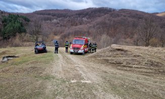 Pompierii se luptă de aproape o zi cu un incendiu care a păgubit 6 hectare