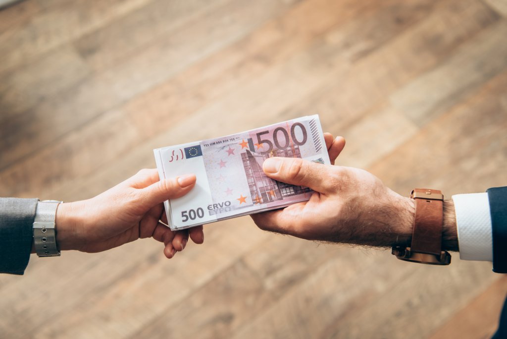 Dragoste naivă. Un escroc sentimental a „ars” o femeie de 90.000 de euro
