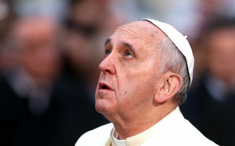 Papa Francisc consideră că celibatul pentru preoţi poate fi reconsiderat