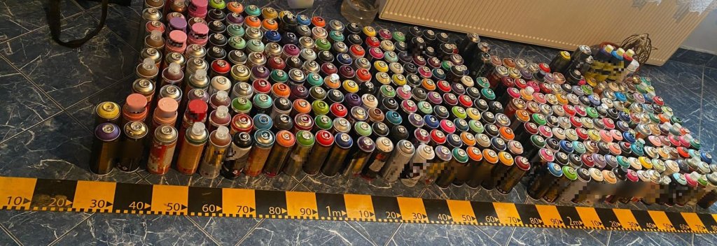 "Artiştii" graffiti, săltaţi de poliţişti. Sute de spray-uri confiscate şi audieri pentru un prejudiciu uriaş