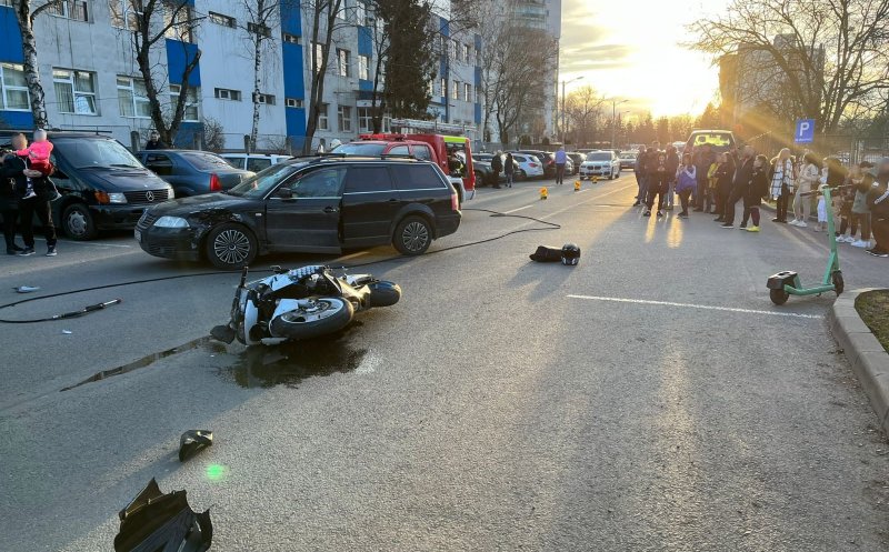 Accident cu o motocicletă și o mașină în Mănăștur. Un bărbat a fost dus la spital