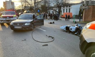 Accident cu o motocicletă și o mașină în Mănăștur. Un bărbat a fost dus la spital