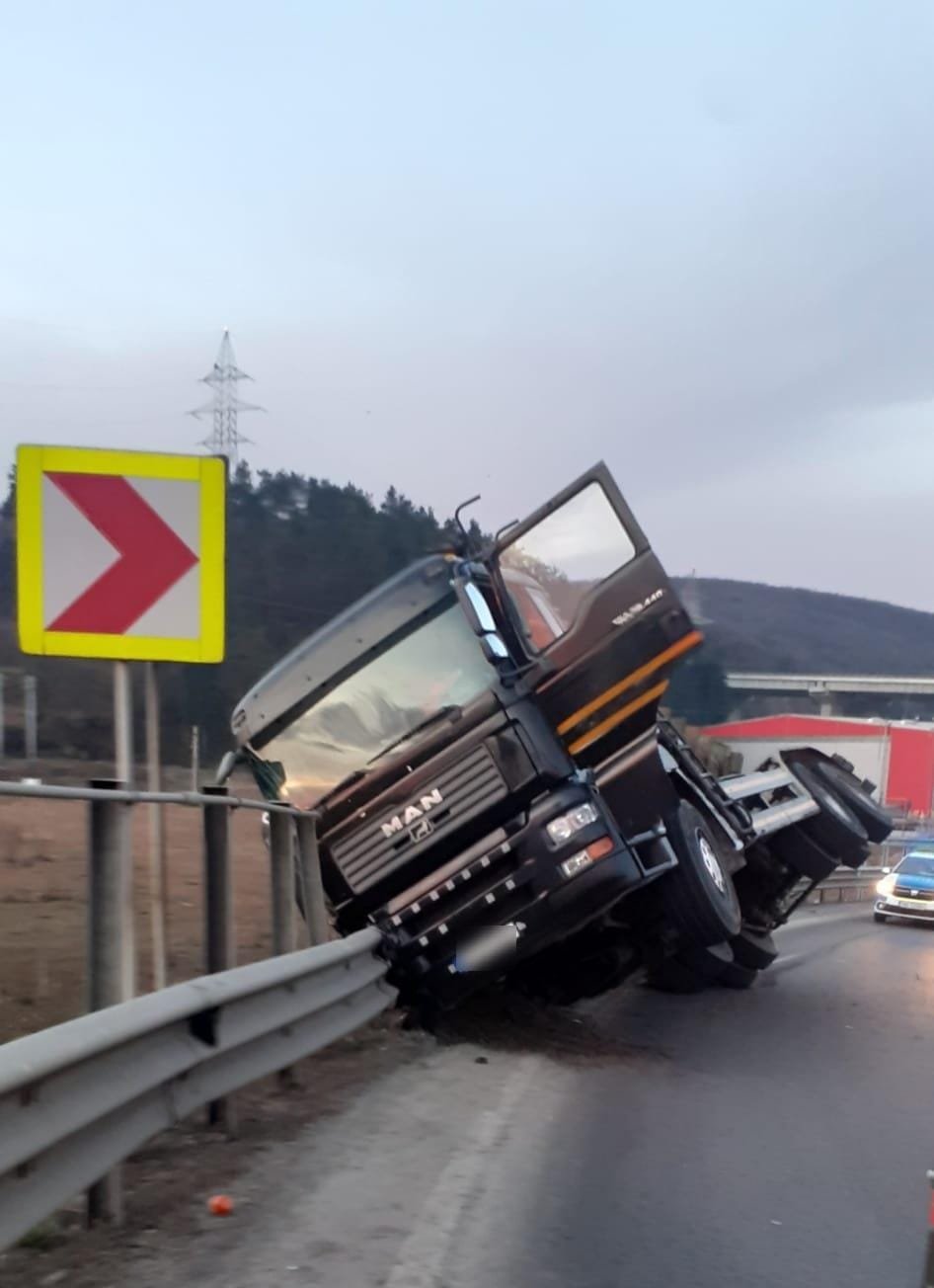 Camion RĂSTURNAT pe breteaua de urcare de la Gilău pe Autostrada Transilvania