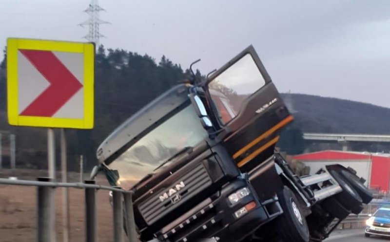 Camion RĂSTURNAT pe breteaua de urcare de la Gilău pe Autostrada Transilvania