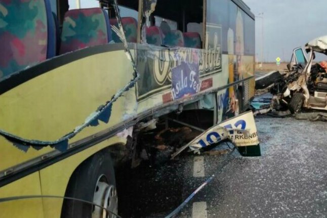 Dramă pe șosea! 19 persoane au murit în accident rutier, după ce autobuzul în care se aflau a făcut explozie la cauciuc