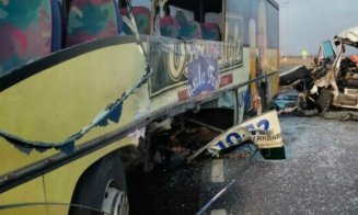 Dramă pe șosea! 19 persoane au murit în accident rutier, după ce autobuzul în care se aflau a făcut explozie la cauciuc