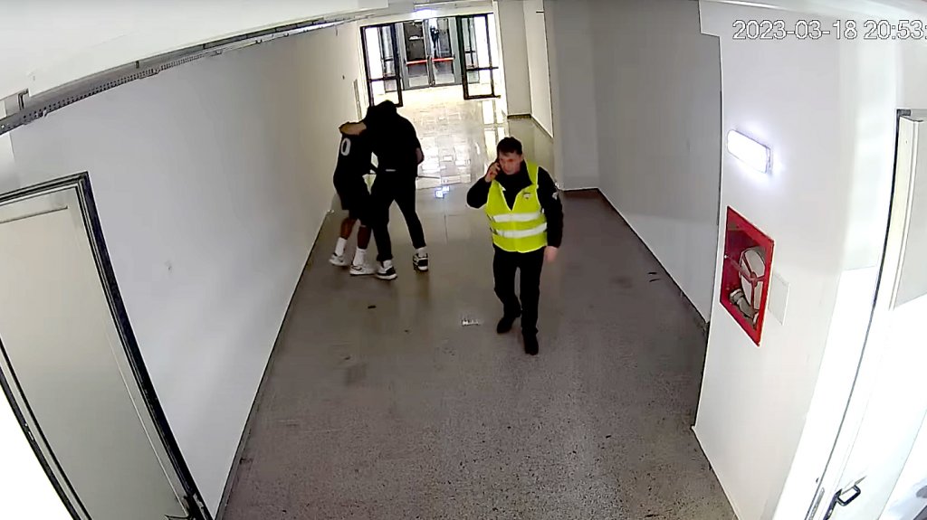 IMAGINI cu Karel Guzman care a intrat în Oradea Arena cu o rangă în mână