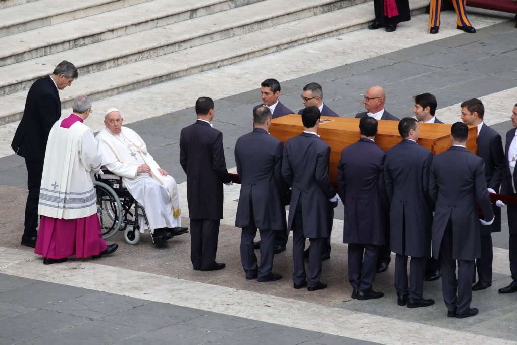 Cine moștenește averea papei Benedict al XVI-lea. Dacă acceptă ar putea intra direct la proces