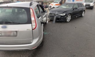 ACCIDENT cu două mașini pe un bulevard din Cluj-Napoca. Două persoane au primit îngrijiri medicale